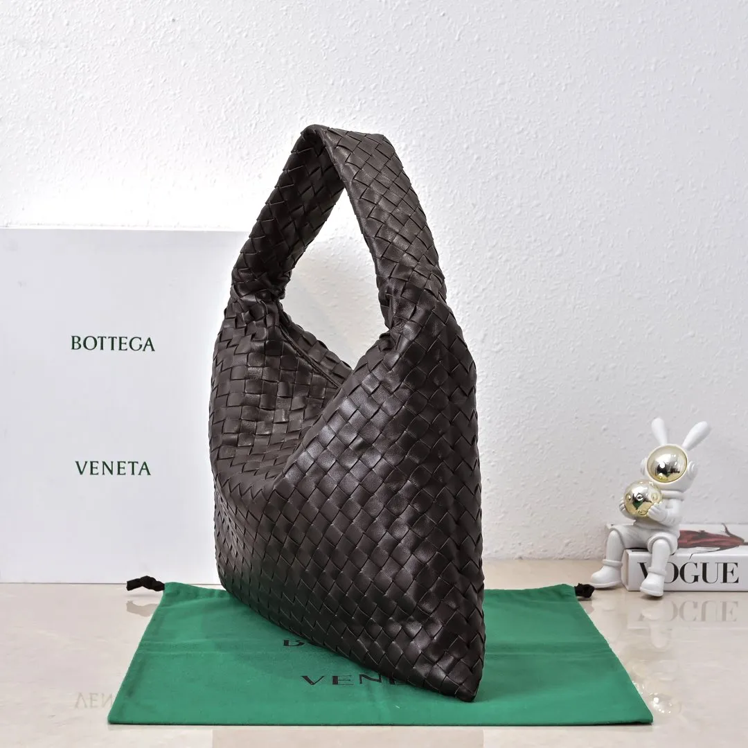 Batch 1960 #Bv new medium-sized HOP bag, the bag body and handles are made of a whole piece of woven leather. The bag body is soft and lazy. Hop symbolizes the praise of innovation and eternal craftsmanship [love]. The pyramid silhouette combines practicality and fashion. It is modern and casual, and the bag mouth is double-sided closed design, more convenient and safe! The cowhide texture also makes the bag more wear-resistant and durable. A must-have for fashionable ladies who like minimalism yet comfortable and casual! Size: 46x21x10cm Model: 6262